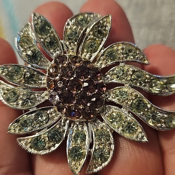 Vintage Celebrity Silver and Purple Floral sparkling gems signed Brooch luxury - Picture 5 of 5